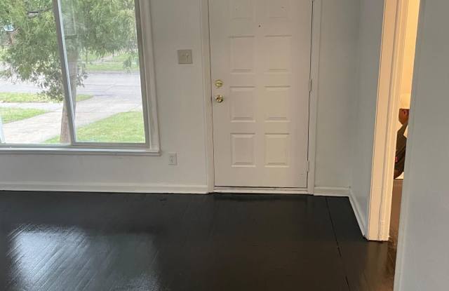18315 Shaftsbury Avenue Gallery 2