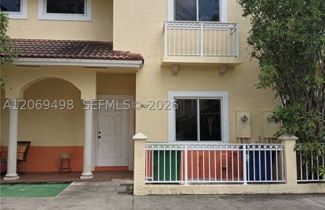 7427 NW 181st Ter Gallery 2