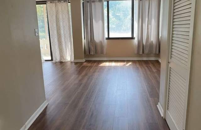 Spacious 3-Bedroom, 2-Bath Condo blocks to 395/95 and the New INOVA Alexandria Hosp Gallery 3