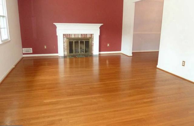 1002 COUNTRY CLUB DR NE Gallery 4