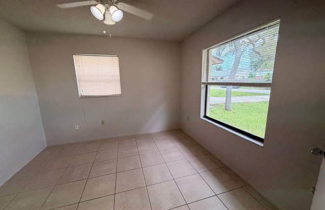 2/2 Bedroom house with 1 car garage and fenced yard. Gallery 3