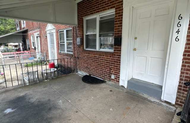 2 Bed/ 1 Bath Row Home with additional room! Gallery 4