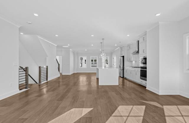 Modern, END UNIT, NEW CONSTRUCTION Townhome | 4 Bedrooms, Prime Location Gallery 4