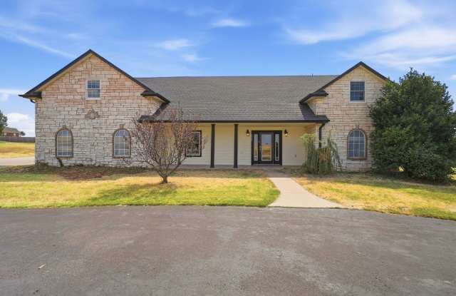Large 5 Bedroom Home with In-ground Pool, Storm Cellar and Workshop Gallery 4
