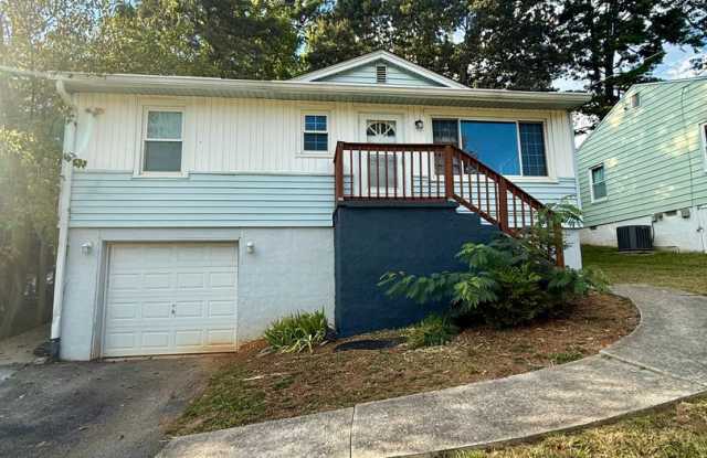 Knoxville 37917 - Charming 2 bedroom, 1 bath home - Contact Chad Weeks (865) 567-6193 photos photos