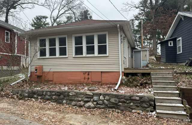 433 Mills Park St - 433 Mills Park Street, Greenville, MI 48838