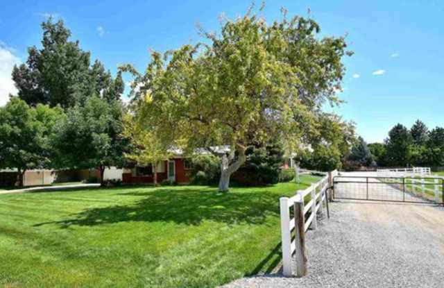 Unique Acreage Property with Shop Space & Business Space Potential | South Meridian Gallery 1