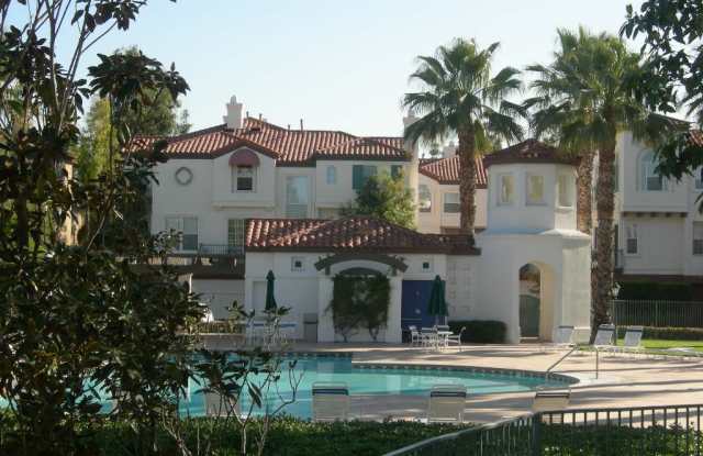 Tustin Del Verde: 3 Bed 2.5 Bath Tri-Level Townhouse photos photos