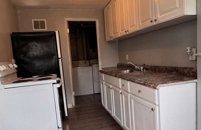 3 Bedroom/ 1.5 bath tucked away in "The Elms" Gallery 4