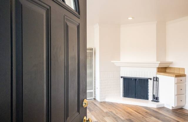 Stunning Bay View 1BD/1BA! Pets! Parking! On-Site Laundry! PROGRESSIVE photos photos