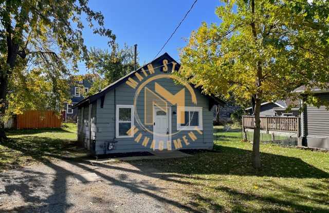 Fully Remodeled 1 Bed House with Private Back Yard – Neenah Gallery 1