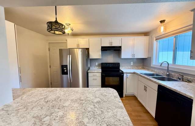 Ranch-Style 3 Bed / 1 Bath Duplex Home in South Loveland photos photos