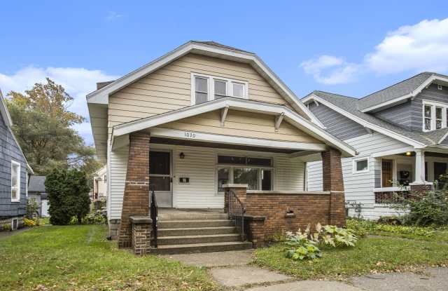 1030 Pine Ave NW photos photos