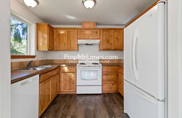 Charming Three Bedroom Newberg Home - Corner Lot! photos photos