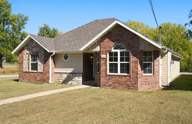 3 bedroom rental on 1 Acre lot! Gallery 1