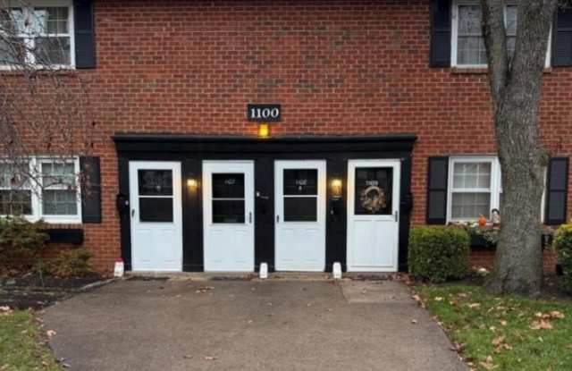 1108 YARDLEY CMNS Gallery 1