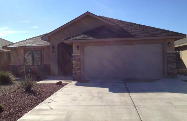 Beautiful home with many features! - 1202 Karabella Way, Roswell, NM 88201
