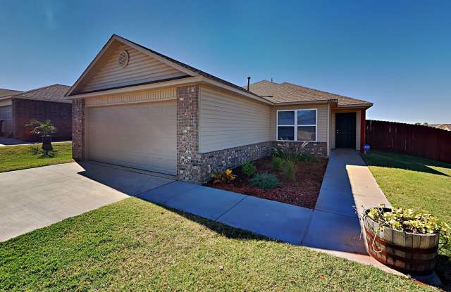 Very Nice 3 Bedroom 2 Bath Home in Yukon Schools Gallery 1