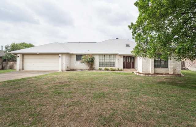 108 Holly Hill Dr - 108 Holly Hill Drive, Kerr County, TX 78028