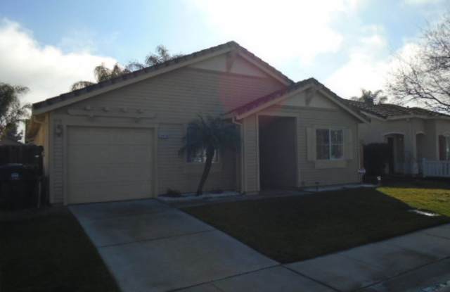 NICE SINGLE STORY 3 BEDROOM & 2 BATH IN DAVIS! Gallery 4