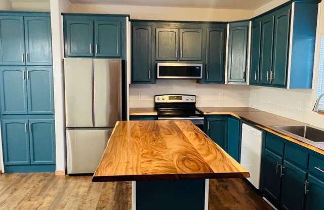 Charming Townhome, Prime Location, Cozy Living Gallery 4