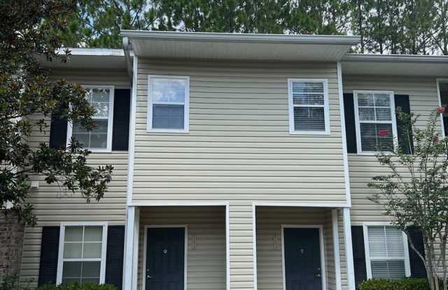 2 bedroom 2 1/2 bath in NW Magnolia Place Gallery 3