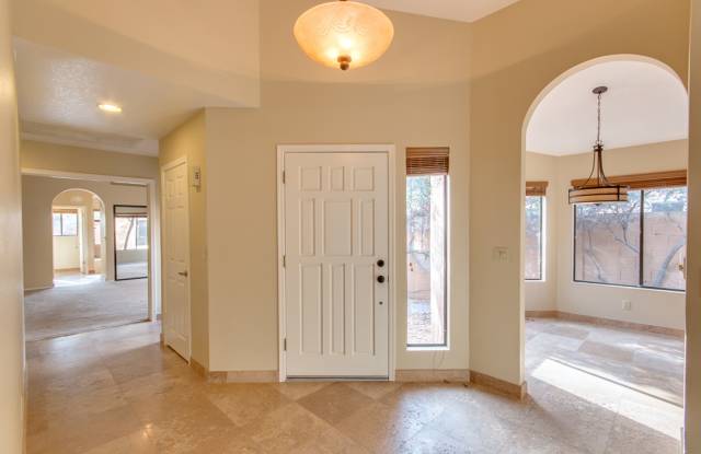 3 BED 2 BATHROOM ONE LEVEL HOME WITH 2 CAR GARAGE IN SWEETWATER RANCH! Gallery 4