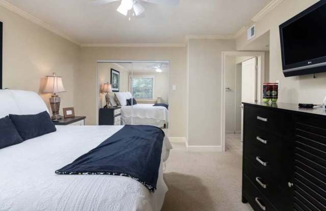 Great 3 bed 2 bath condo in Turnberry Condos Gallery 4