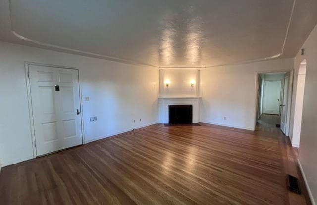 Beautiful Land Park Duplex with newly refinished hardwood floors, fresh paint and central heat and air. Gallery 3