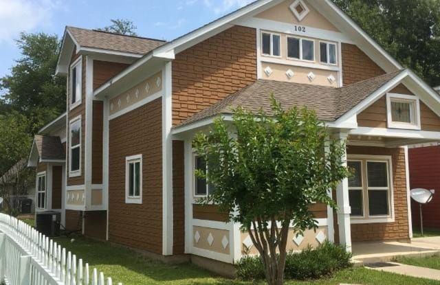 102 East Lee St - 102 East Lee Street, Leesville, LA 71446