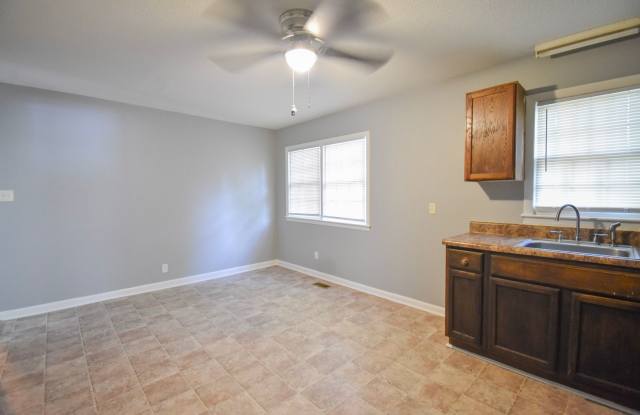 3 Bedroom and 1.5 Bath Home- Hardwood Floors Gallery 3