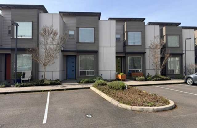 3 bedroom 2.5 bath townhouse in Cal Young Area - 975 Lorella Avenue, Eugene, OR 97401