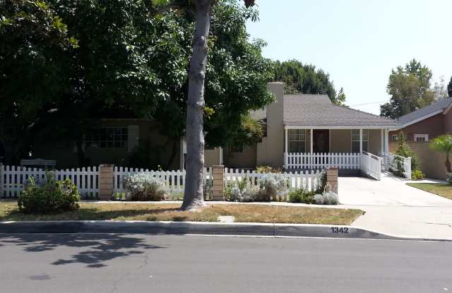 1342 E Maple, Pool Home - AVAILABLE 6/1/2026 photos photos