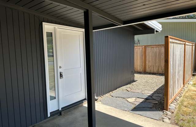 Beautifully updated 2 bedroom 1 bath duplex in a great neighborhood! Gallery 4