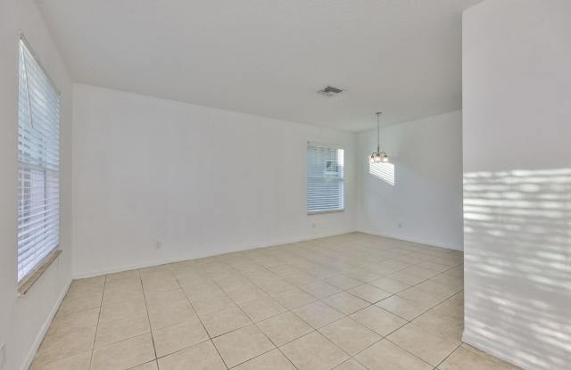 4-Bedroom Brentwood Hills Home with Fenced Backyard Gallery 3