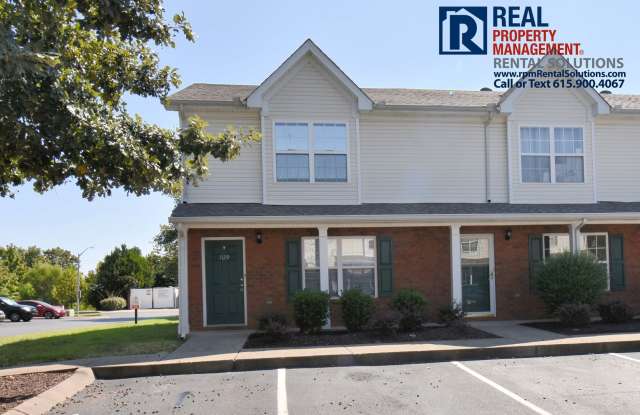 Beautiful end unit townhome less than 1 mile to I-24! photos photos