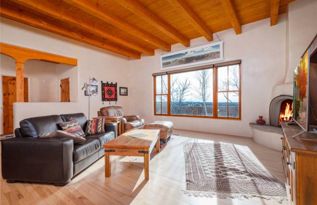 Unfurnished Large Custom Built 3 Bedroom Home Available Now! Gallery 3
