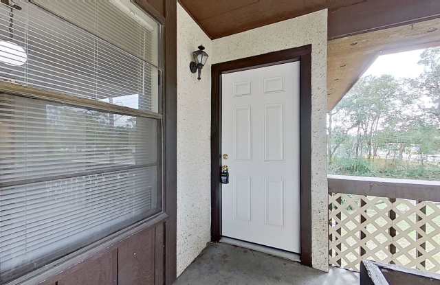 Beautiful Upstairs 2 bedroom 1 1/2 bath Apartment in Orange Park.! Gallery 3