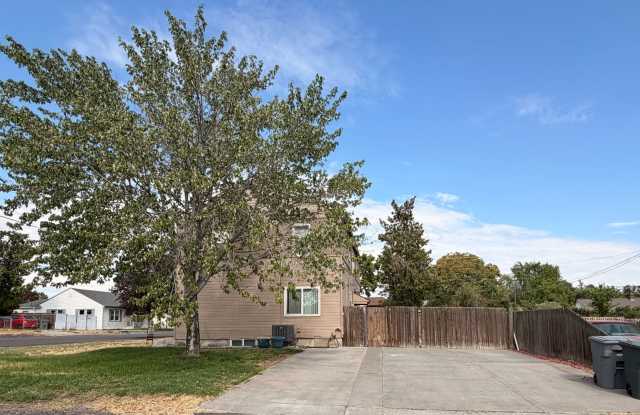 Richland 'A' Duplex- 4 bed, 2 ba with Private Yard Gallery 3