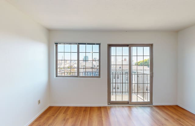 600 Oak Gallery 1
