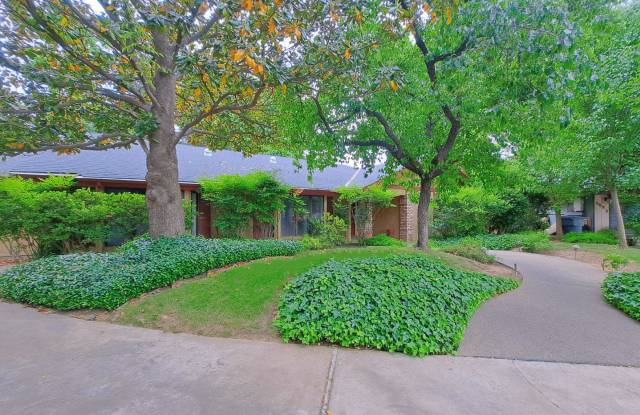 MOVE IN SPECIAL: Half OFF the 1st Month's Rent! Spacious Home with Unique Characteristics! photos photos