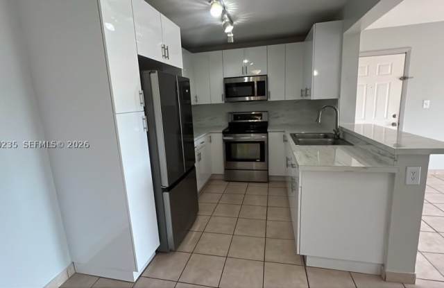 200 Palm Cir W Gallery 1