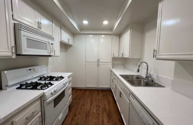 Sherwood Village: 3 Bed 1.5 Bath Attached Townhouse, - 1528 Sherwood Village Circle, Placentia, CA 92870 Sherwood Village: 3 Bed 1.5 Bath Attached Townhouse, - 1528 Sherwood Village Circle, Placentia, CA 92870