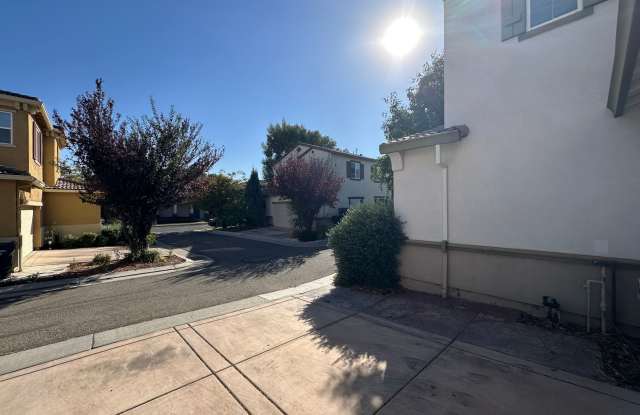 Beautiful 4 Bedroom, 3 Bath Questa Home Gallery 4