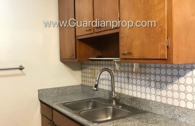 Bloomington Main Floor Apartment, Granite Countertops, Heat Paid, Free Parking, Storage Unit Included Gallery 4
