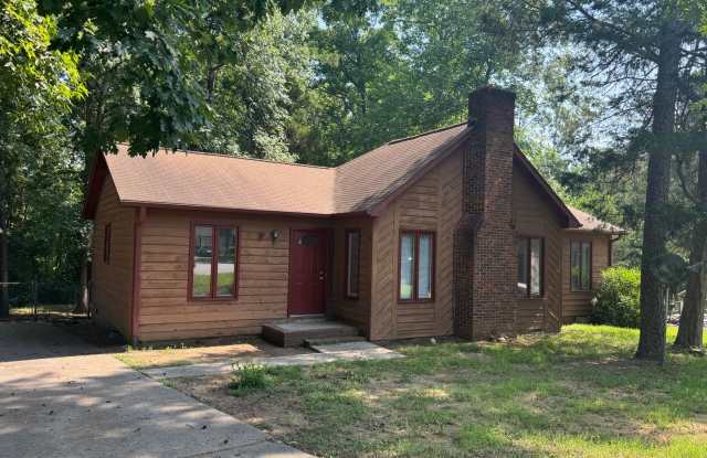 Great three bedroom, two bath house. Great location in Durham, NC - 17 McBenson Place, Durham, NC 27705