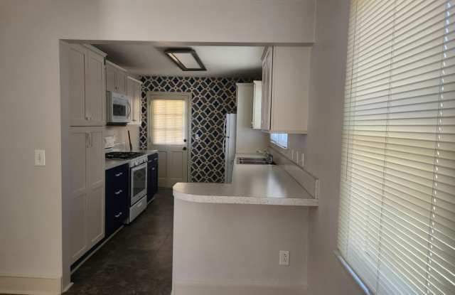 Lovely 2 Bedroom Bath Gallery 4