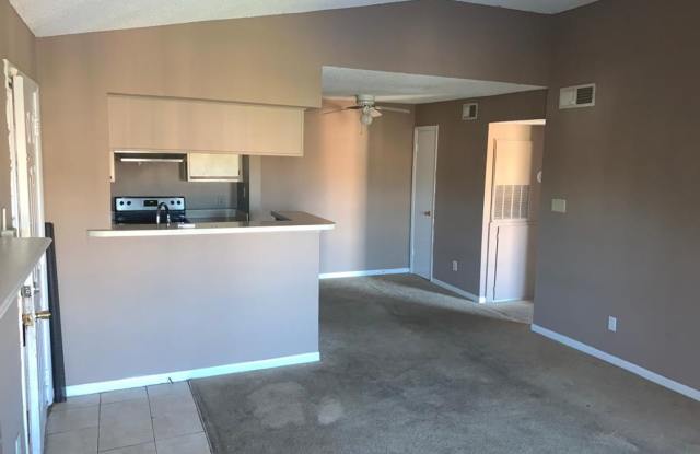Excellent 2 bed / 1 bath within Regency Gardens near Orlando International Airport - 5501 Rosebriar Way, Orlando, FL 32822