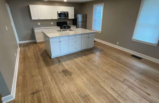 ***AVAILABLE AUGUST 2028*** Large 5 Bed 3.5 Bath House Downtown Gallery 4