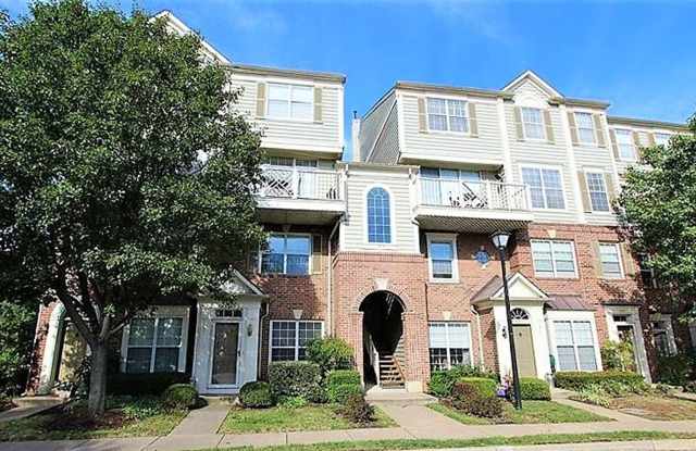 Beautiful Top Floor 2 Level 2 Bed 2.5 Bath Condo In Sought After Kingsgate Community photos photos